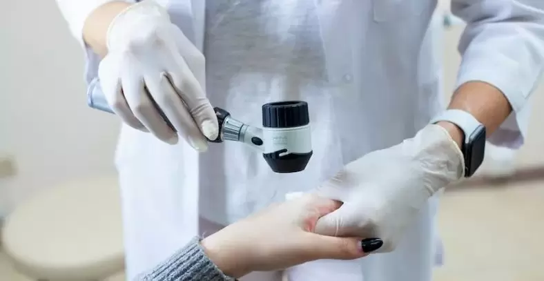 Pacient cu veruci supus unei examinări diagnostice de către un dermatolog